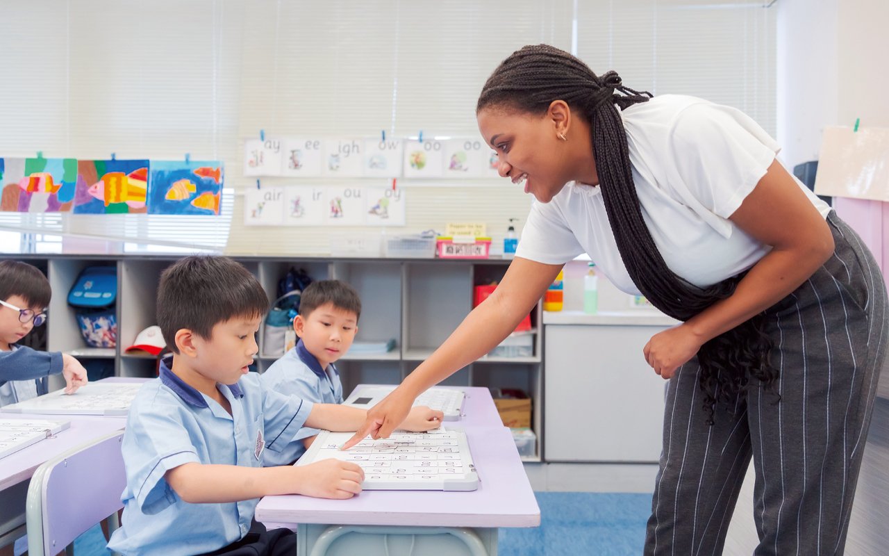 Foreign teachers will launch interesting courses around reading books to stimulate students' interest in reading and teach reading skills, implementing the concept of "cross-curricular reading".