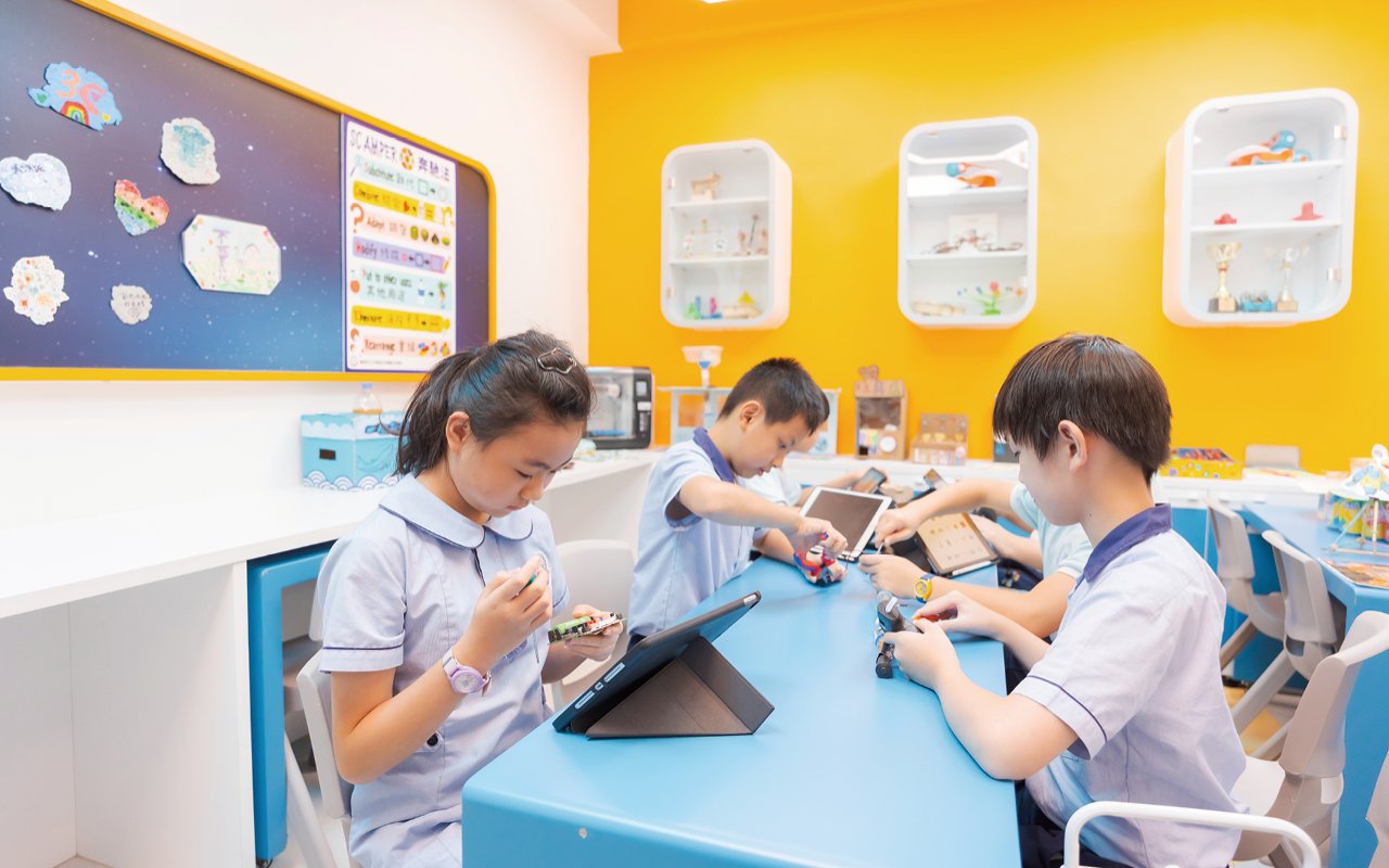 The school combines English learning and financial management education to cultivate students' language skills and financial awareness, so that they can become outstanding talents with common abilities in the 21st century.