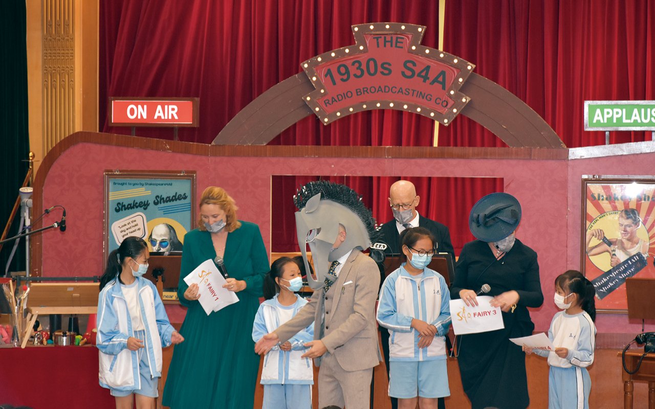 In terms of English teaching, the school creates a good English learning environment for students to learn happily, increase their personal confidence through different activities and competitions, and apply English knowledge in life.