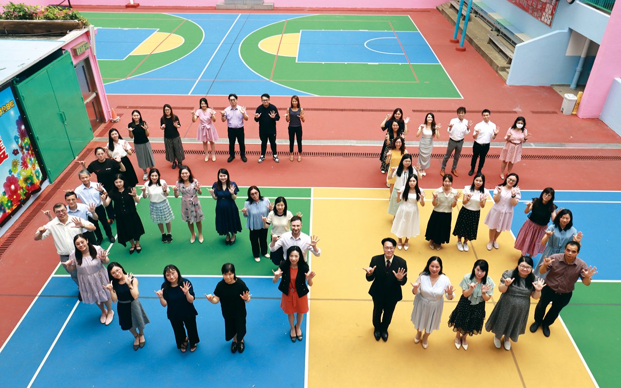 In terms of English teaching, the school creates a good English learning environment for students to learn happily, increase their personal confidence through different activities and competitions, and apply English knowledge in life.