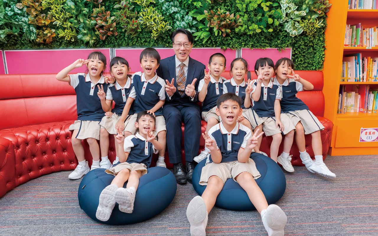 In addition, the school trains students to become "English Ambassadors" who, under the training and guidance of foreign teachers, are responsible for various English activities in the school every year. The school also actively introduces external resources to provide students with a wealth of English activities.