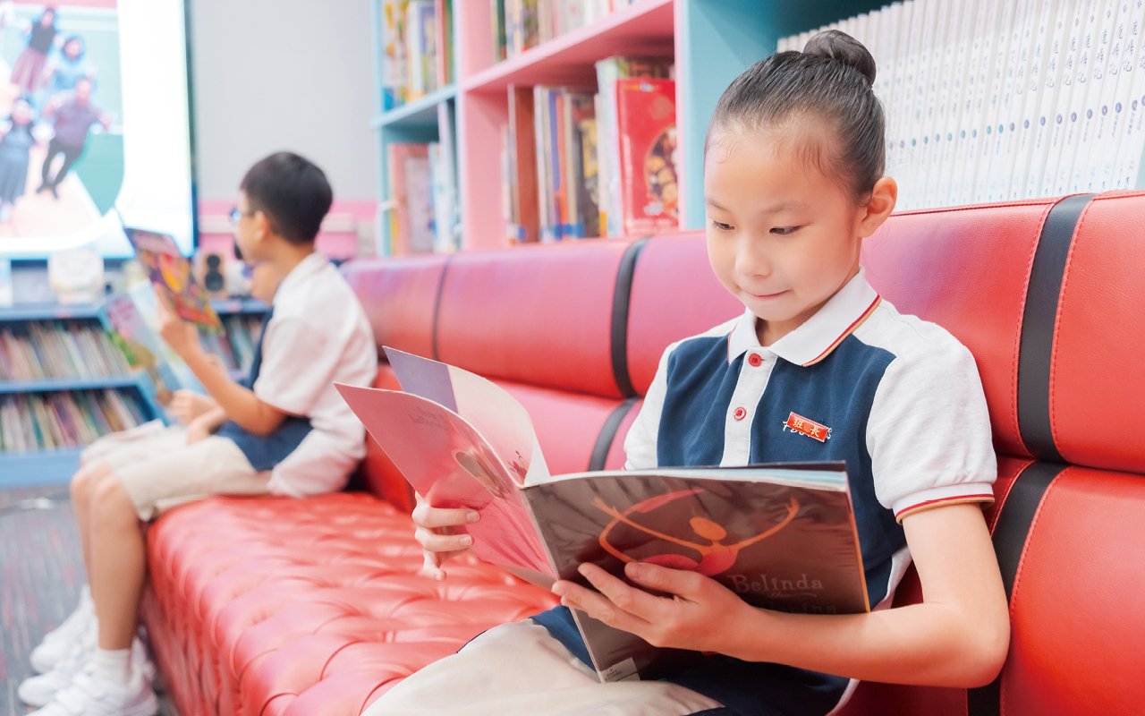 In addition, the school trains students to become "English Ambassadors" who, under the training and guidance of foreign teachers, are responsible for various English activities in the school every year. The school also actively introduces external resources to provide students with a wealth of English activities.