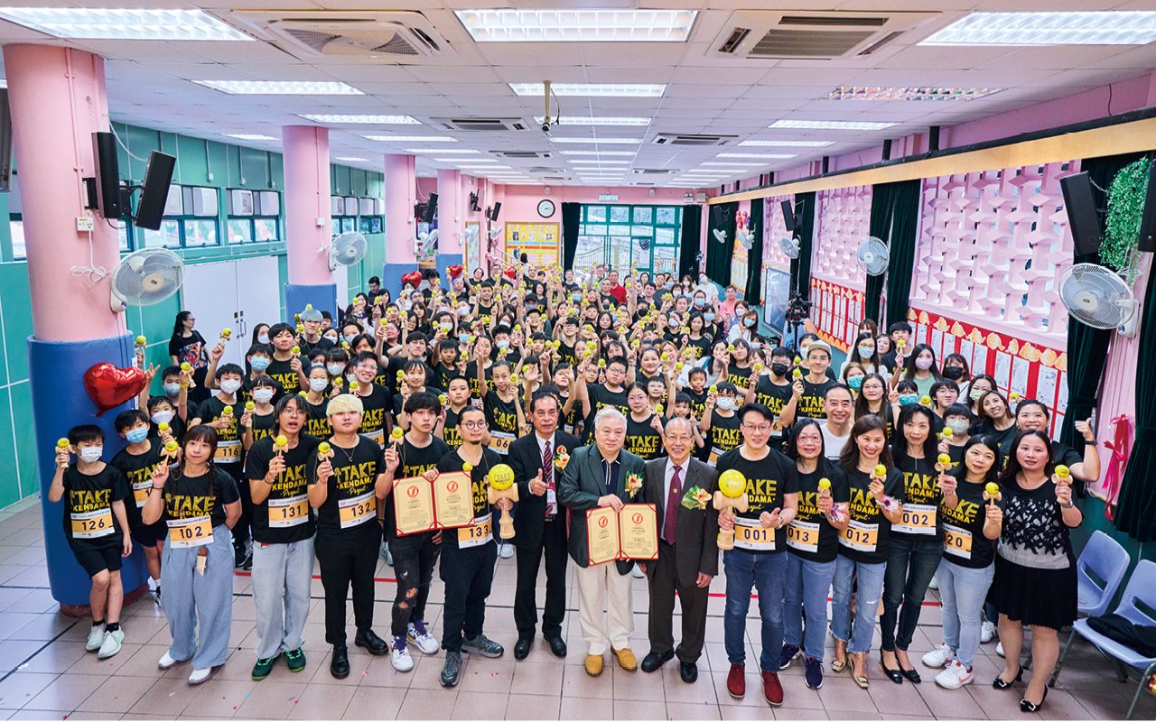 Principal Huang and his teaching team are passionate about education, teach hard and achieve outstanding results, and their teaching quality has been recognized by the outside world.