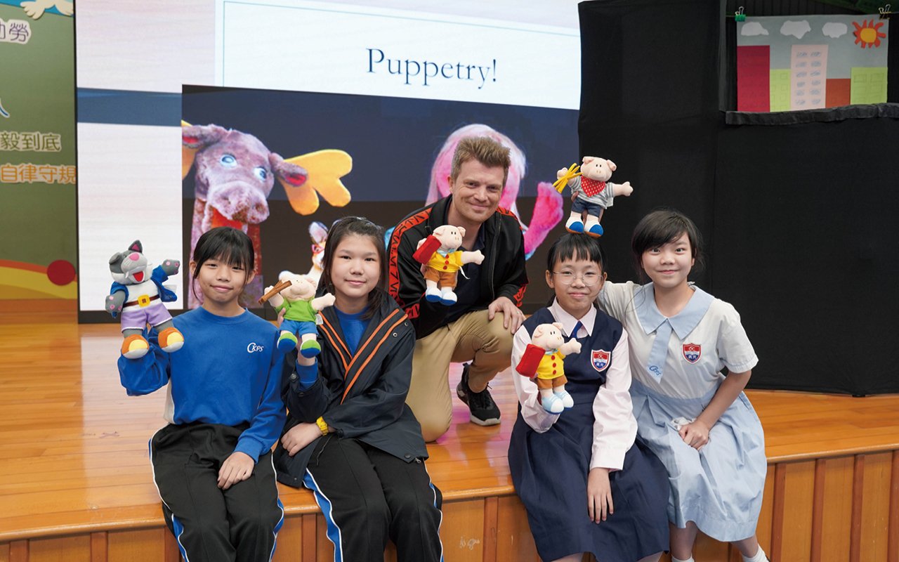 Foreign teachers divide students into groups for reading teaching in class according to their reading levels to meet the learning needs of different students and take care of learning differences.