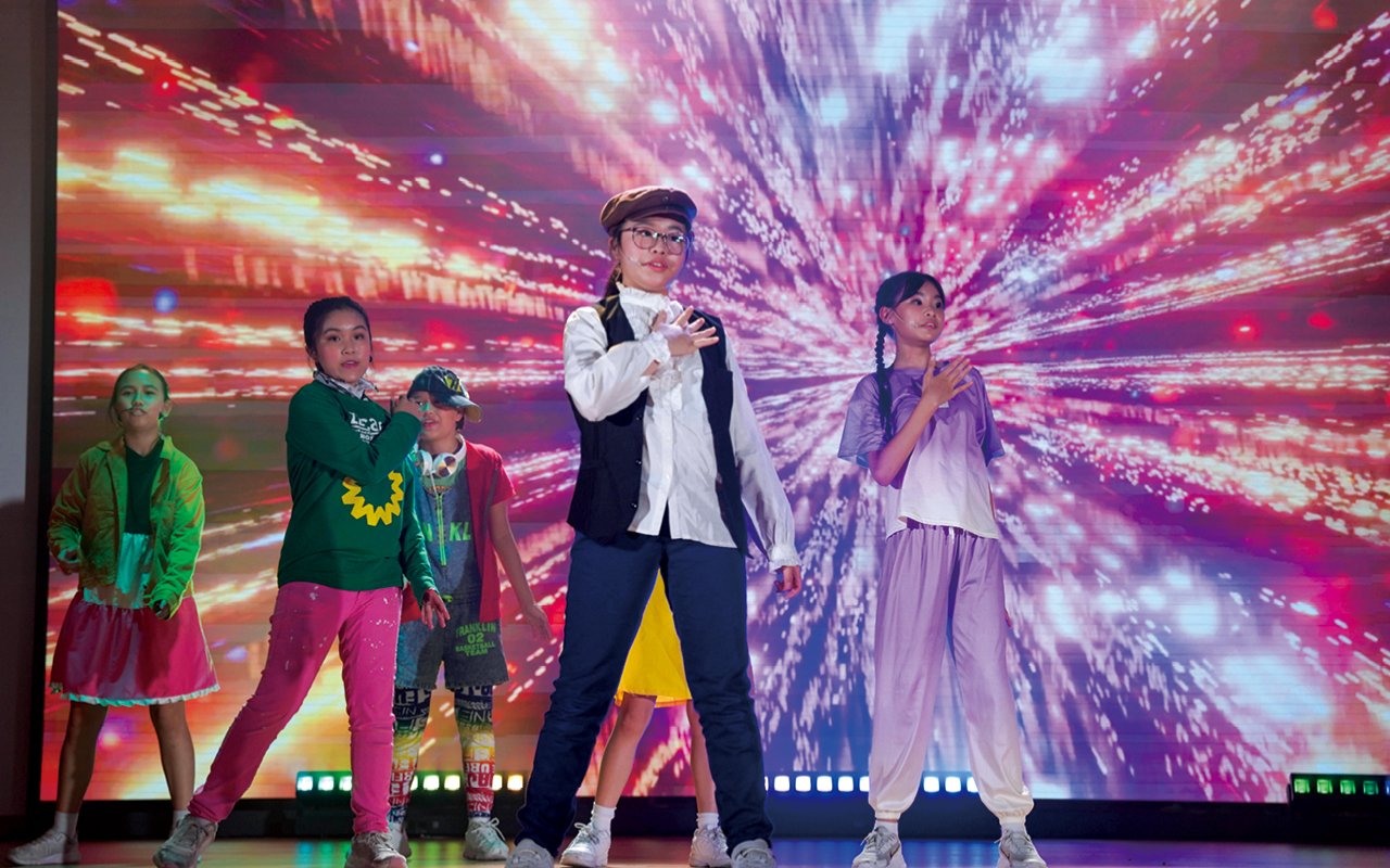 The English subject group will also provide a performance stage "Little Stars on Stage", where students can freely participate in storytelling, singing, reciting, etc., all with their own participation.