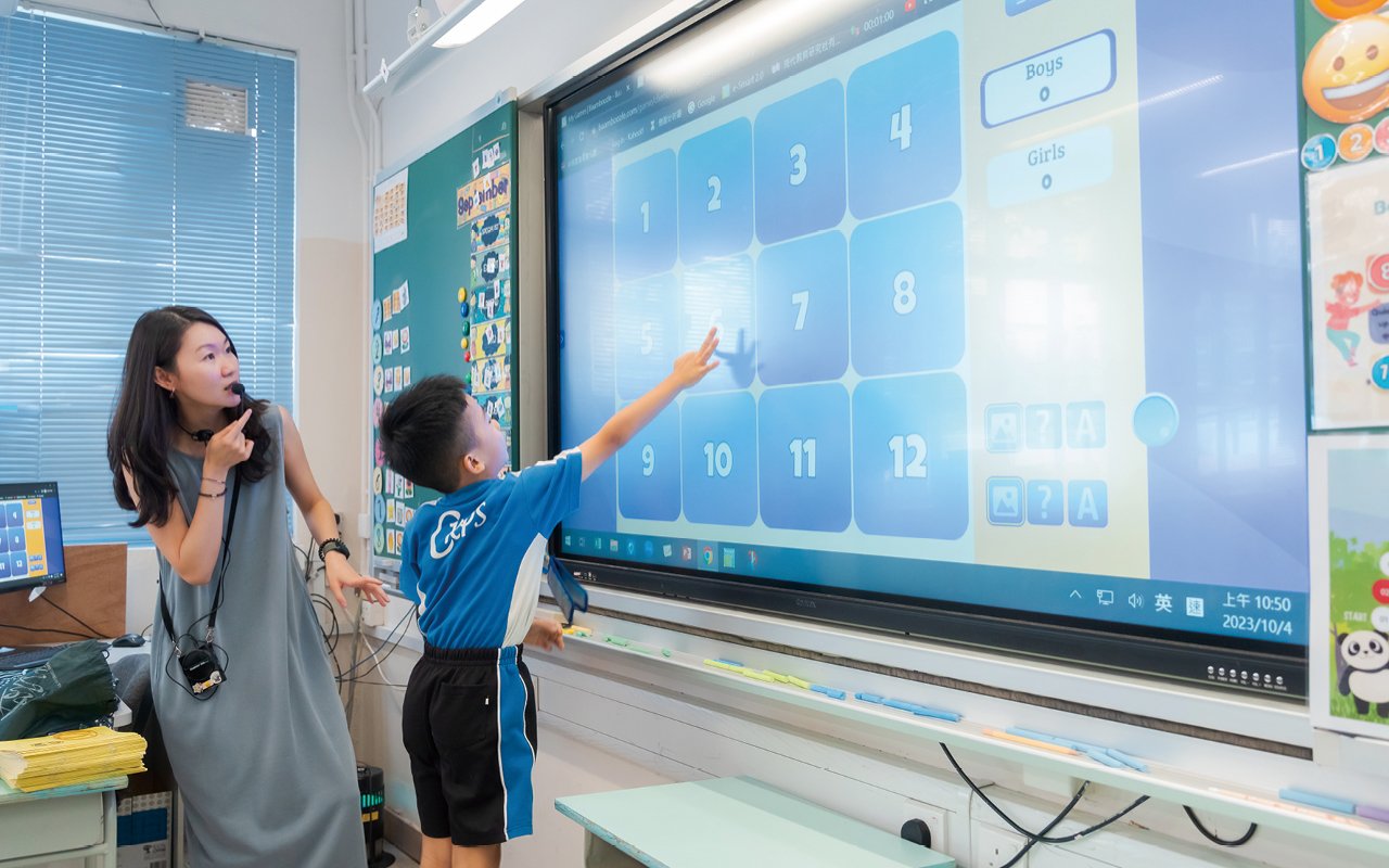 In order to meet the needs of teaching, the school continues to optimize the campus environment, strengthen the cooperation between campus hardware and school-based curriculum, and install electronic whiteboards in all classrooms to enhance the effectiveness of English teaching and learning.