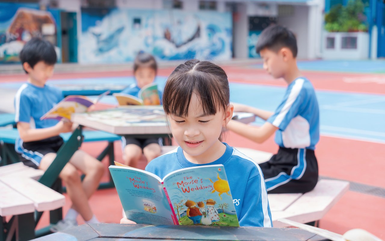 The school also provides students with multiple electronic platforms so that students can study anytime and anywhere, accumulate English vocabulary, and create an English reading atmosphere.