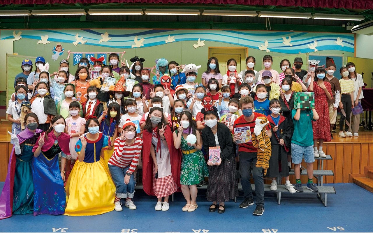 During recess and lunch breaks, foreign teachers will also talk to students of different grades on topics including foreign culture, riddles, cartoons, etc., giving students ample opportunities to communicate in English in campus life and express their thoughts in English in a relaxed environment.