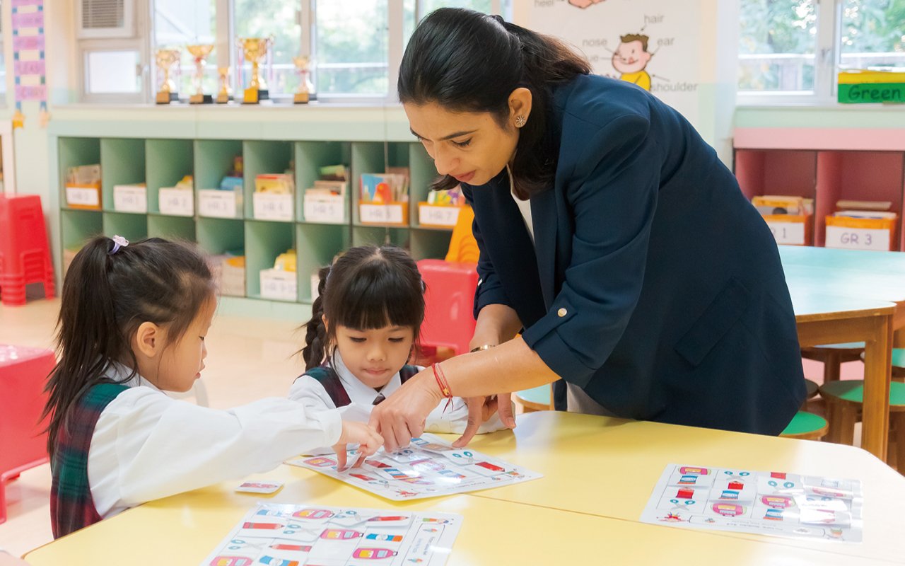 Miss Rachel, a foreign English teacher, cooperates with the school's English teachers to implement the school-based English reading program SRP (School-based Reading Programme) from primary one to primary three, for collaborative teaching and experience sharing.