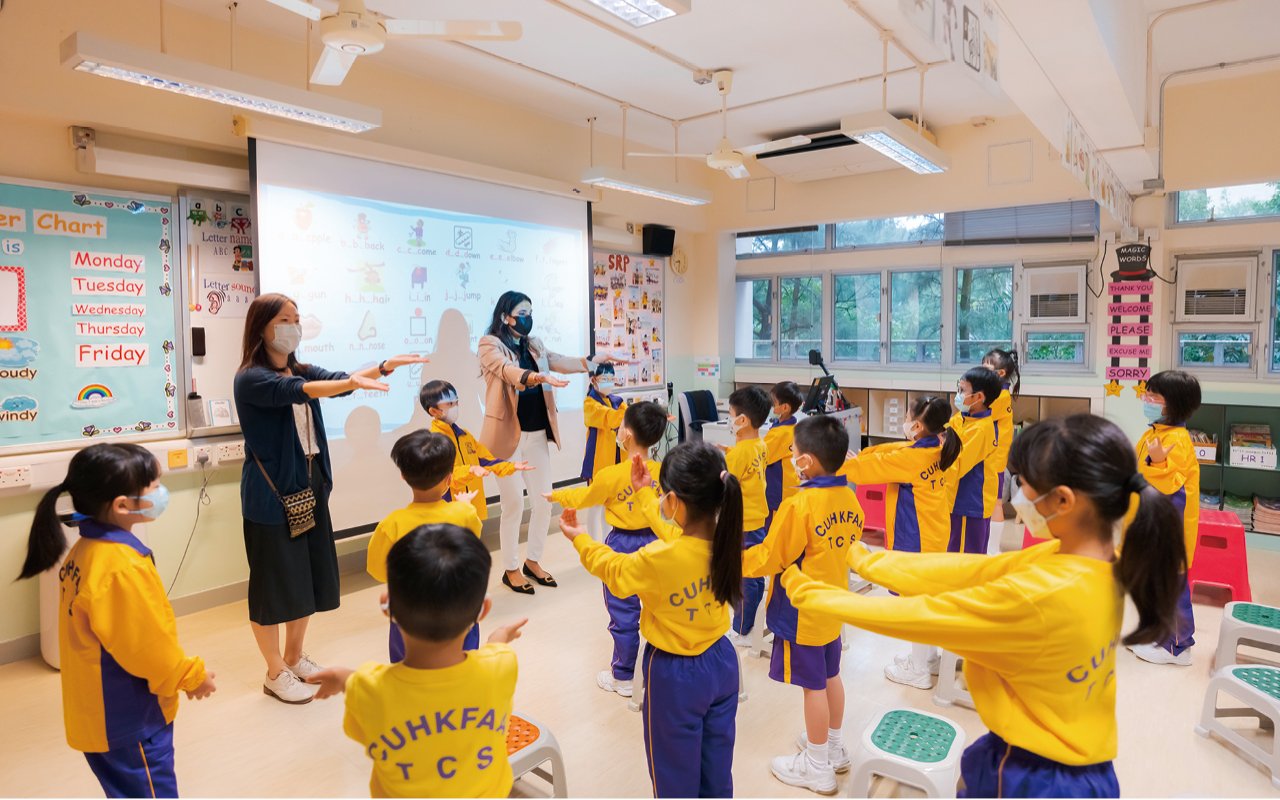 Miss Rachel, a foreign English teacher, cooperates with the school's English teachers to implement the school-based English reading program SRP (School-based Reading Programme) from primary one to primary three, for collaborative teaching and experience sharing.