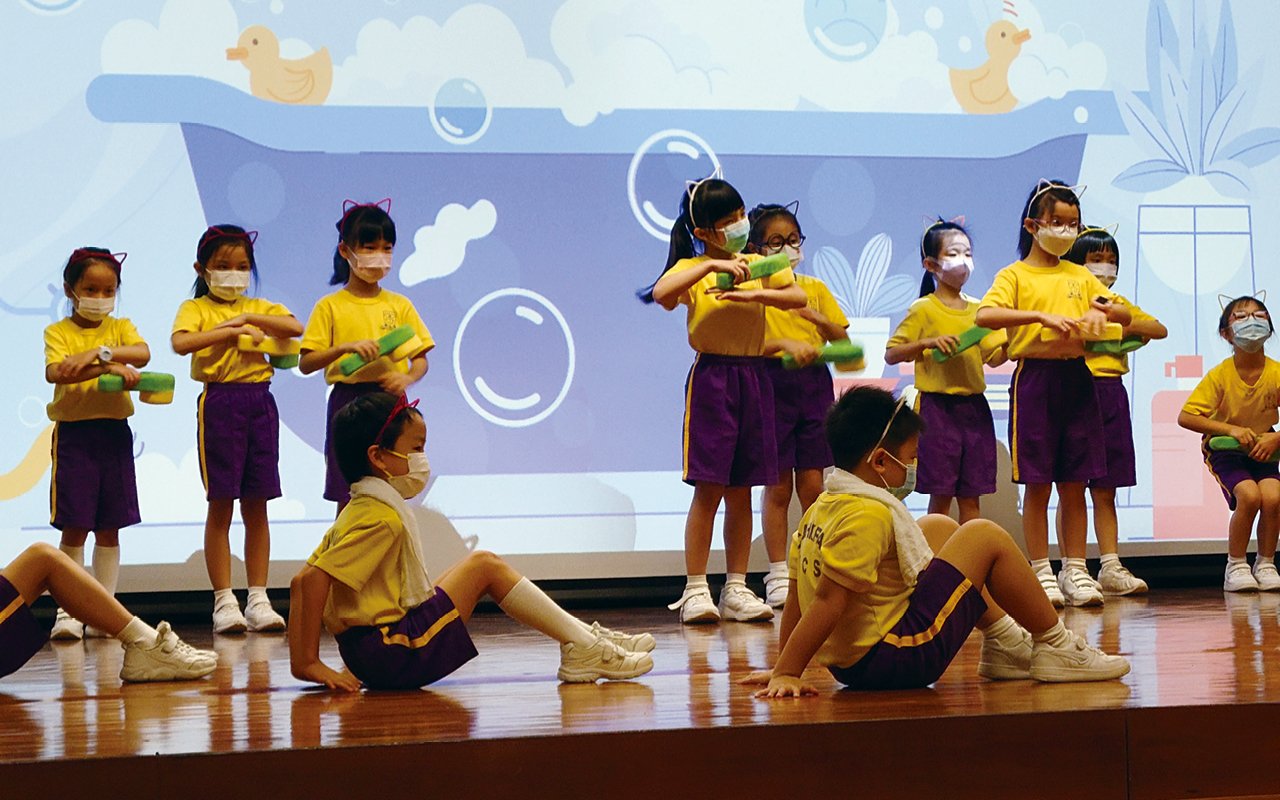 In the English drama class, three external foreign teachers and local teachers collaborated in teaching and producing English musicals, allowing students to learn English in the form of a singing tour, thereby increasing the opportunities for primary one students to use English and enhancing their confidence in using English.