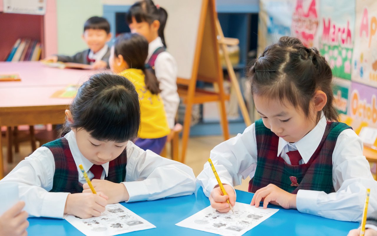 By consolidating the timetable, the school has arranged a school-based "A+ curriculum" for the afternoon period of Primary One. There are 9 classes per week, covering visual arts, music, English drama, recitation and other artistic elements, promoting interdisciplinary unit-based learning.