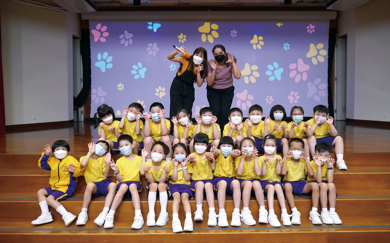 In the English drama class, three external foreign teachers and local teachers collaborated in teaching and producing English musicals, allowing students to learn English in the form of a singing tour, thereby increasing the opportunities for primary one students to use English and enhancing their confidence in using English.