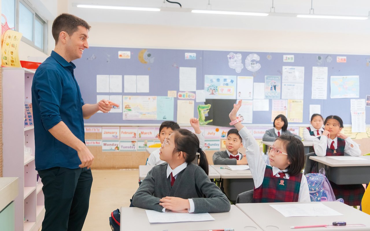 Grades 4 to 6 of the English subject participate in the Education Bureau's English learning program "Keys2 Literacy Development". Each grade has four units, and foreign teachers and local teachers are arranged to teach two "Keys2" classes every week to improve students' reading and writing skills.