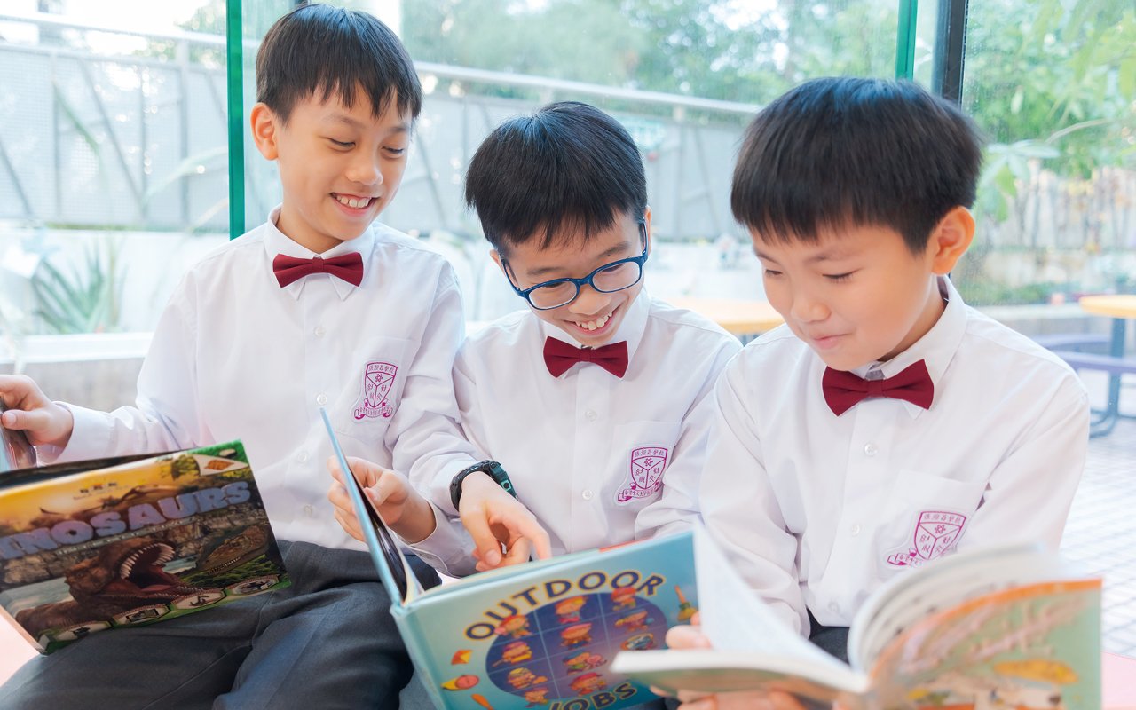 The school understands that reading skills also need to be improved at the upper primary school level, so it makes good use of its large team of foreign teachers and arranges for them to work with local teachers to conduct reading classes for students.