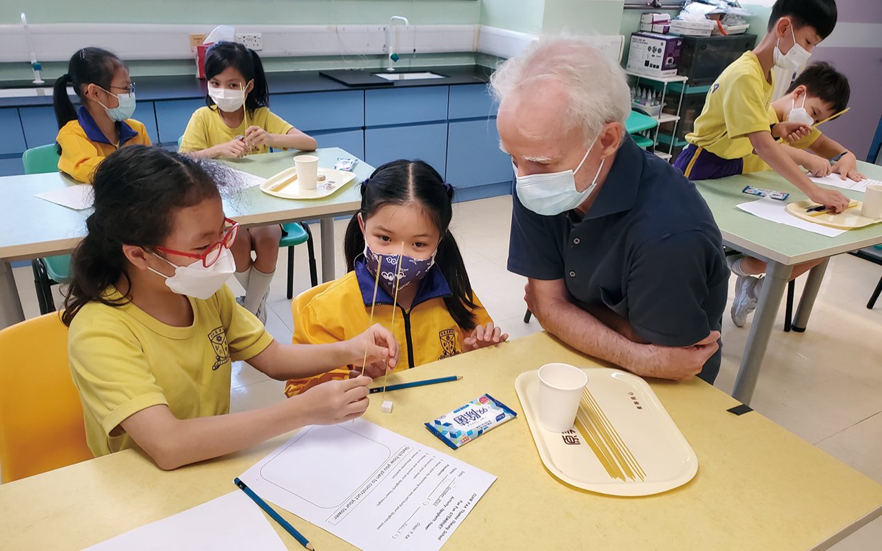 The school understands that reading skills also need to be improved at the upper primary school level, so it makes good use of its large team of foreign teachers and arranges for them to work with local teachers to conduct reading classes for students.
