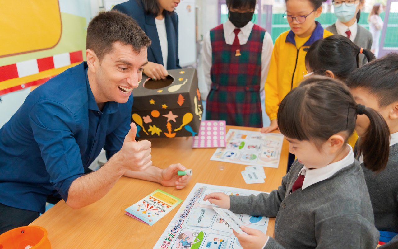 The school has been running a top-notch English drama class for many years, identifying students who are fluent in English and have drama potential from junior high school, cultivating their self-confidence and English expression skills, and paving the way for their future promotion to high school.