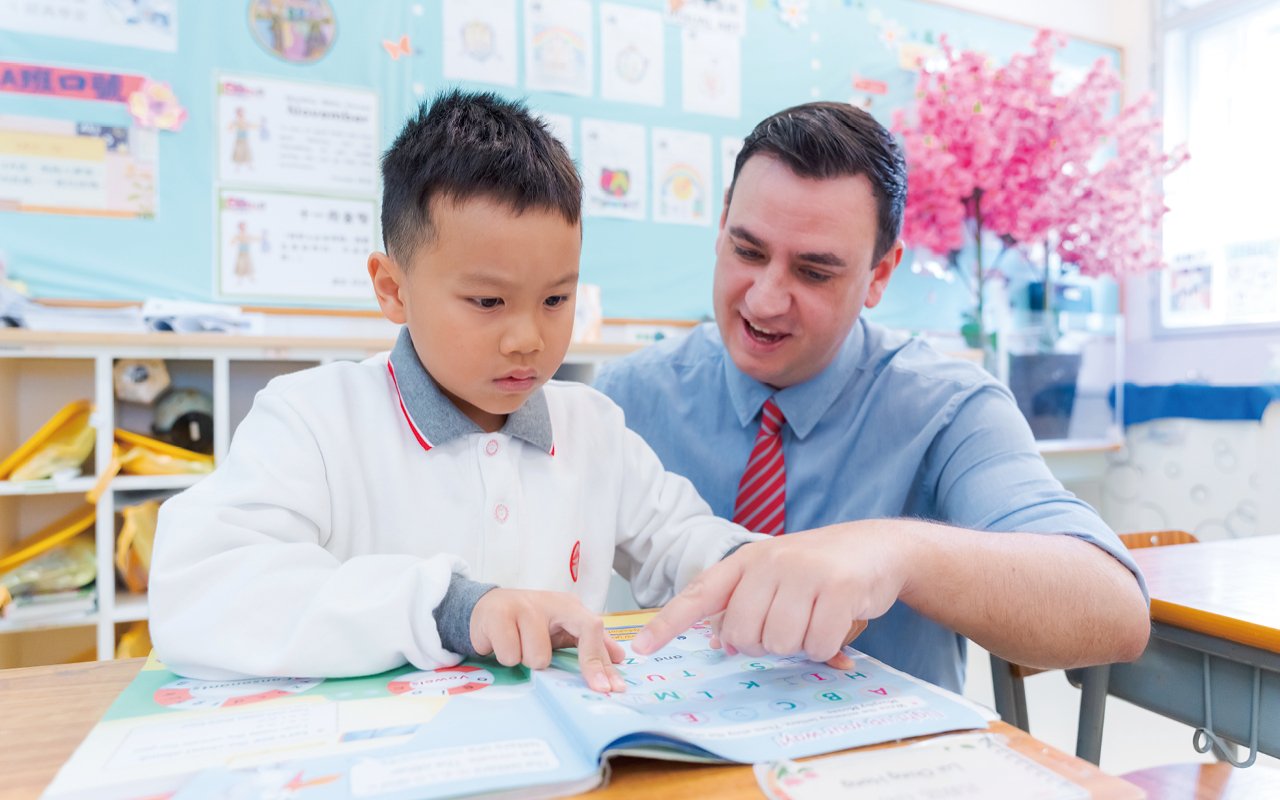 The school actively introduces professional support from the Education Bureau, the Chinese University of Hong Kong, the Education University of Hong Kong and other institutions. Among them, the Design-based learning course is launched, inviting external tutors to provide professional advice and assist the teaching team in designing diversified learning activities to train students' design thinking and help cultivate empathy.