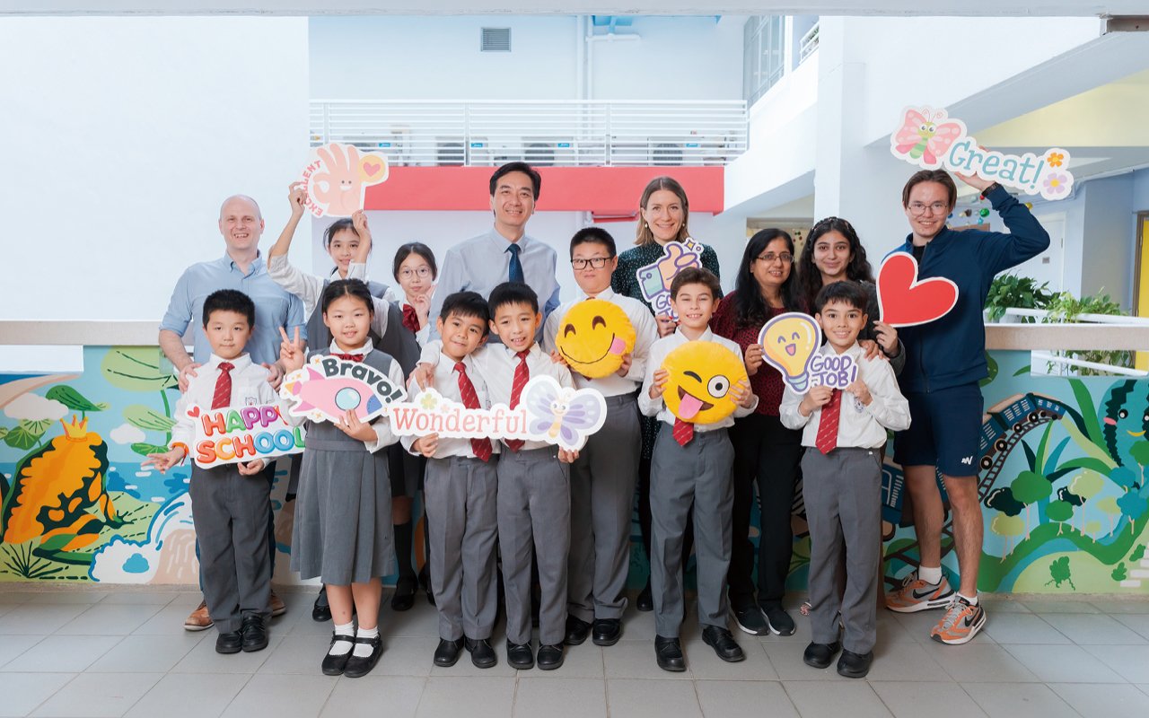 Principal Xu Jian and his teaching team strive to organize diversified English learning activities for students, formulate appropriate teaching policies, and set up learning equipment that matches the curriculum to create a campus atmosphere of mutual help and care, so that students can have rich learning experiences, cultivate values of loving life, being proactive, and actively giving back to society in the future.