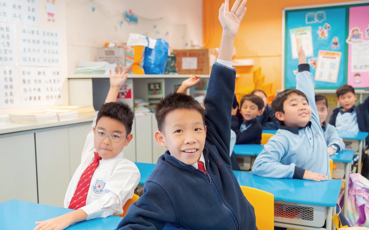 The school actively cultivates students' reading habits by adjusting and optimizing the curriculum structure and extending early reading classes, thereby stimulating students' interest in reading and subtly forming long-term reading habits. Britain