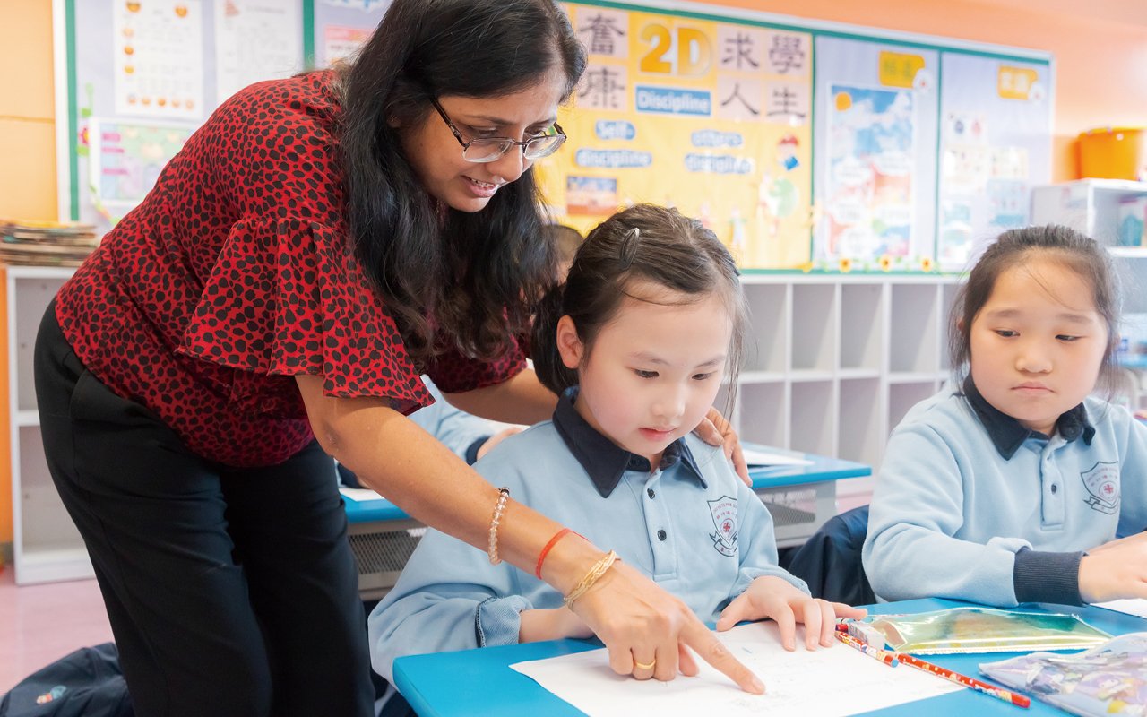 The school actively cultivates students' reading habits by adjusting and optimizing the curriculum structure and extending early reading classes, thereby stimulating students' interest in reading and subtly forming long-term reading habits. Britain