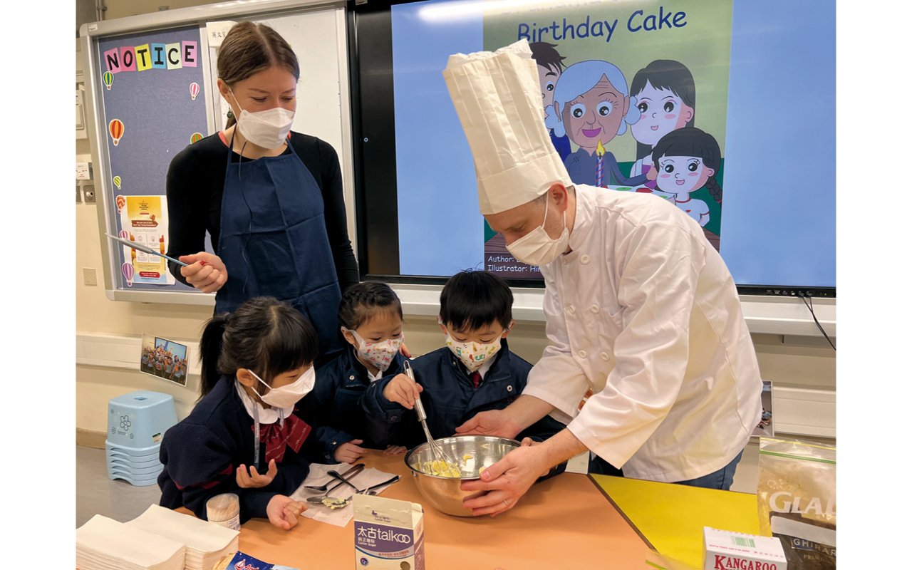 The school actively optimizes school-based curriculum, organizes diverse learning activities and study tours, and is committed to improving students' English ability and establishing a good English learning atmosphere.