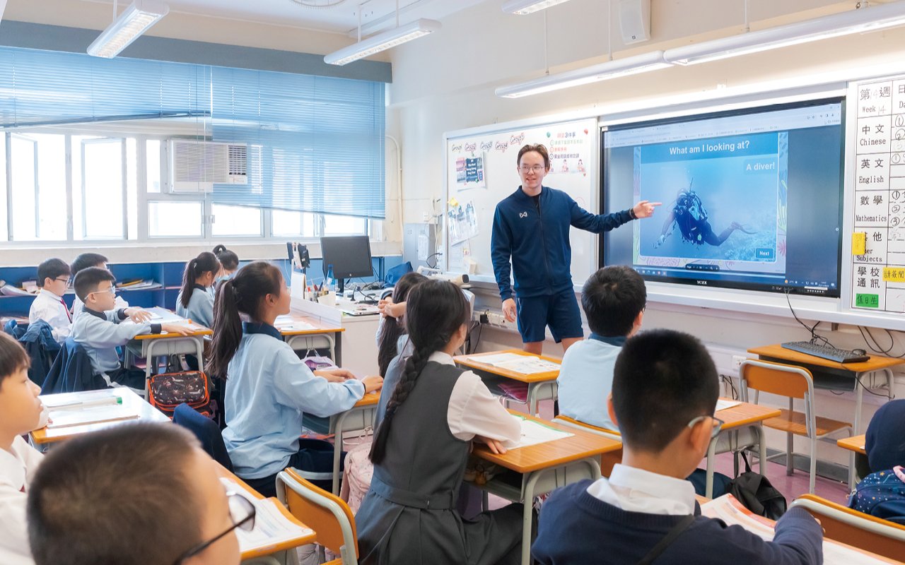 The school actively promotes cross-disciplinary collaborative teaching and designs the "school-based SPARK innovative curriculum" to integrate and connect the curriculum content of English, general knowledge and visual arts to promote students' all-round learning outcomes.