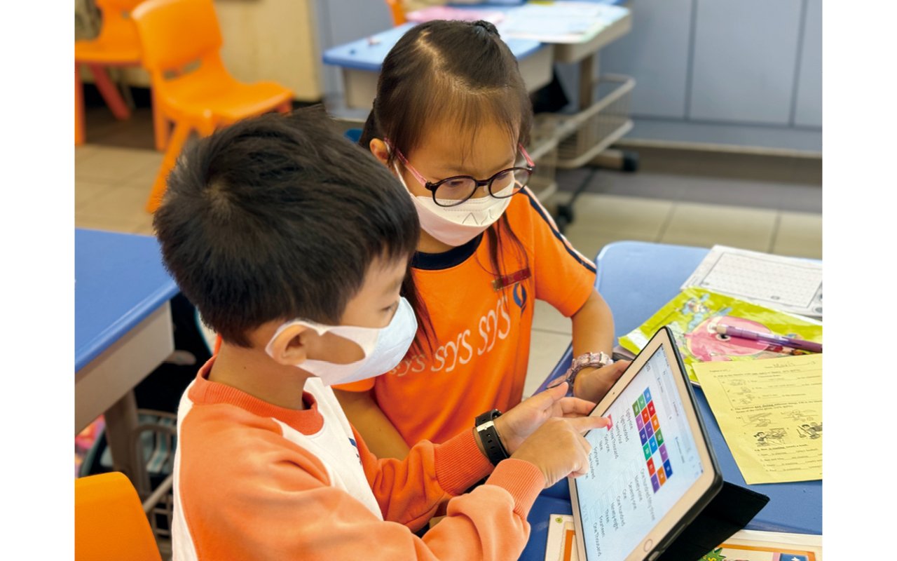 Teachers use different e-learning platforms to teach in class, making learning English less boring and promoting effective learning and teaching. For example, the e-learning platform "Wordwall" is used to gamify English learning and teach grammar and other English knowledge in the form of games, making the classroom lively and interesting.