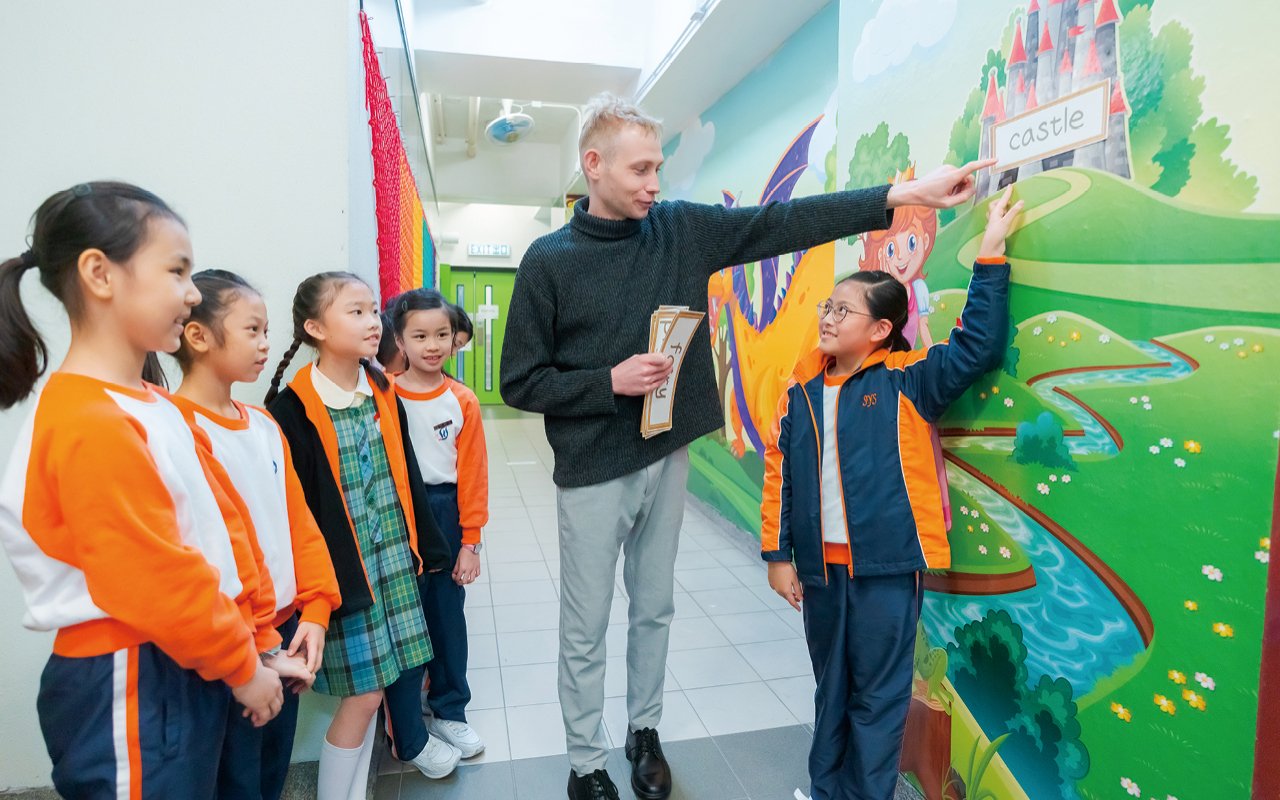 The school is committed to creating a strong and happy English learning atmosphere for students, starting from the hardware facilities and English activities, so that students are willing to be exposed to English and actively use English for daily communication.
