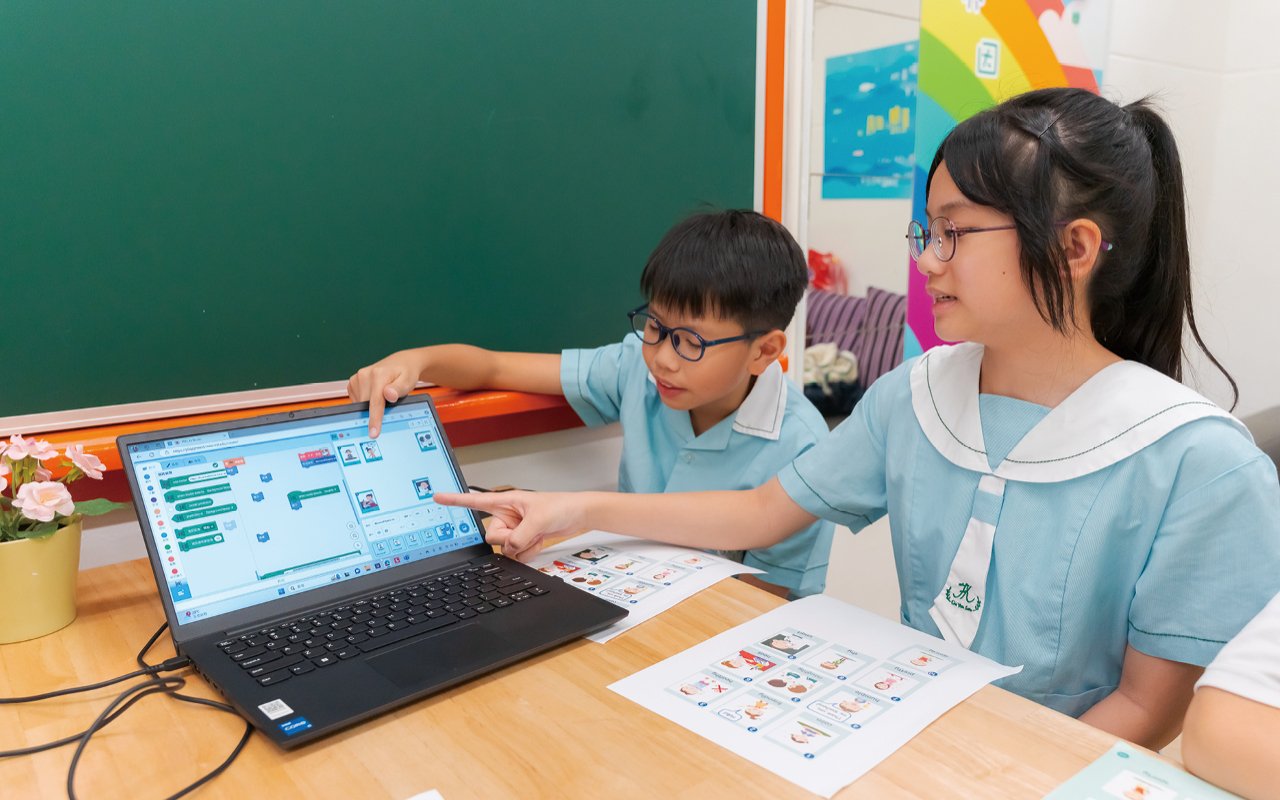 The school breaks through the traditional teaching framework and promotes online learning, allowing students to review teaching content at any time and consolidate English knowledge more effectively.