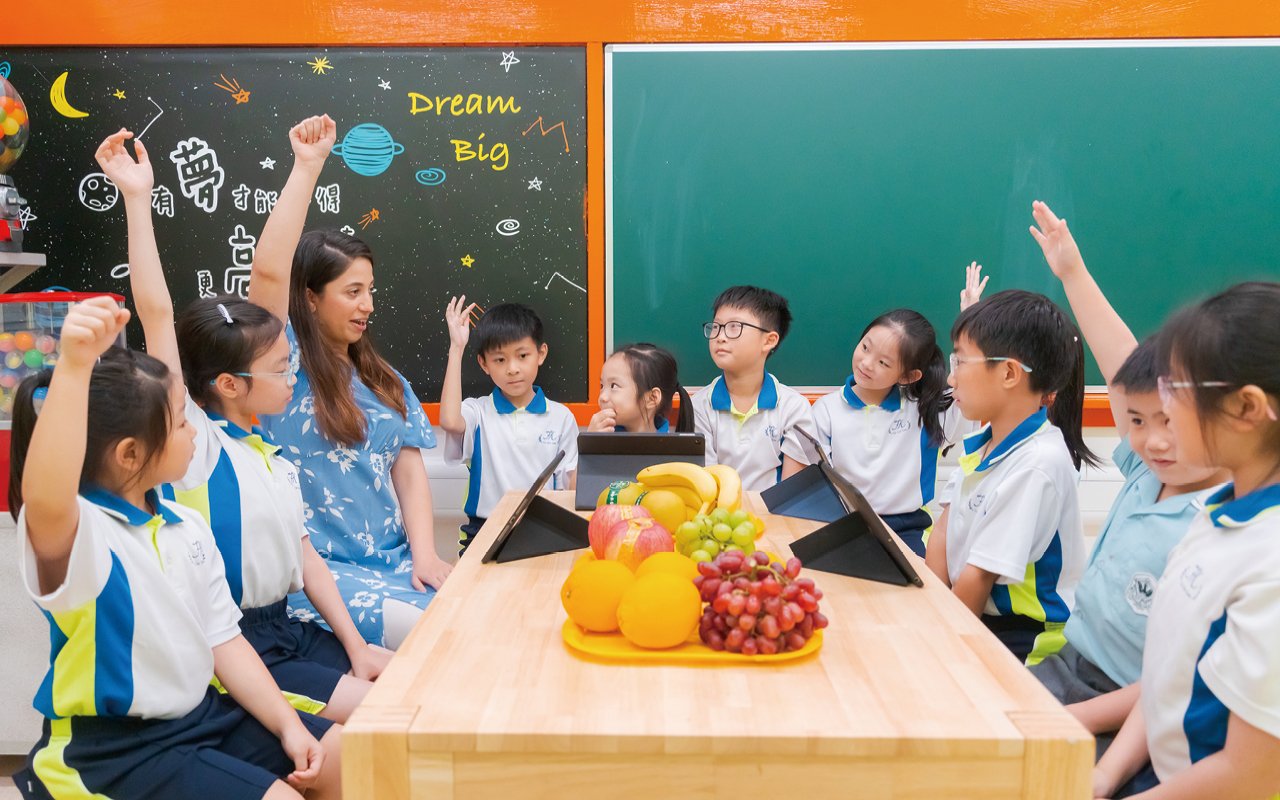 The school makes good use of innovative technology and closely integrates it with education to make English learning more life-like and create a comfortable and enjoyable learning environment for students.