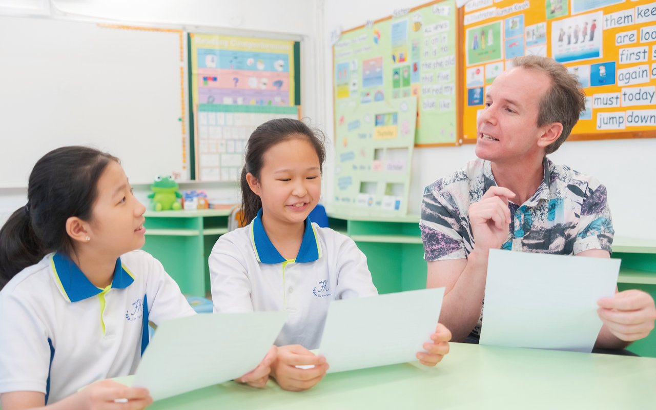 The school is committed to establishing a high-quality campus environment for students so that they can learn English well by immersing themselves in a strong English context.