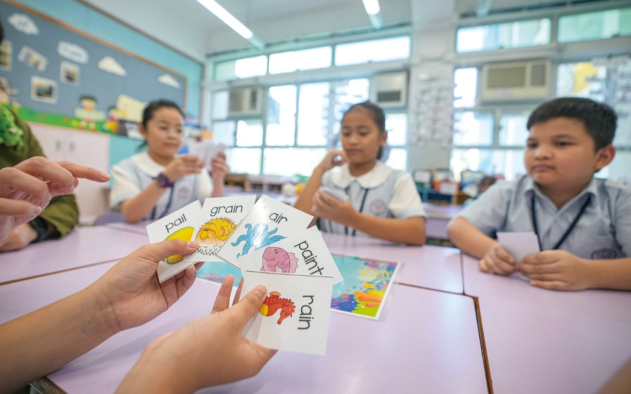 The school advocates creating an immersive English learning environment