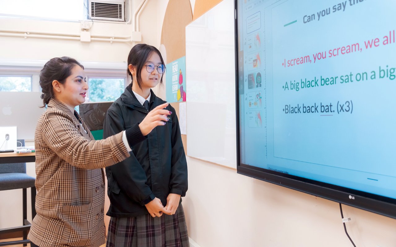 The school actively provides students with more art learning opportunities