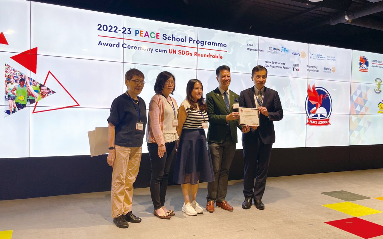 Presenting the commendation of “Peace School”