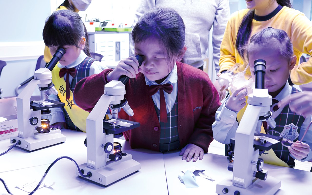 The school closely follows the development of science and technology and vigorously promotes STEAM education in a popular form