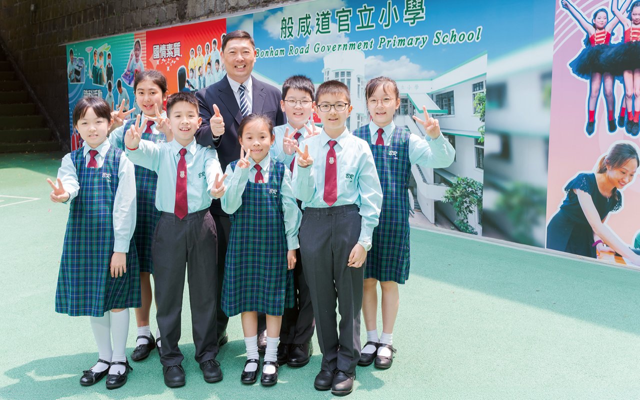 Principal Li Mingjia is committed to equipping students to become outstanding talents in the 21st century