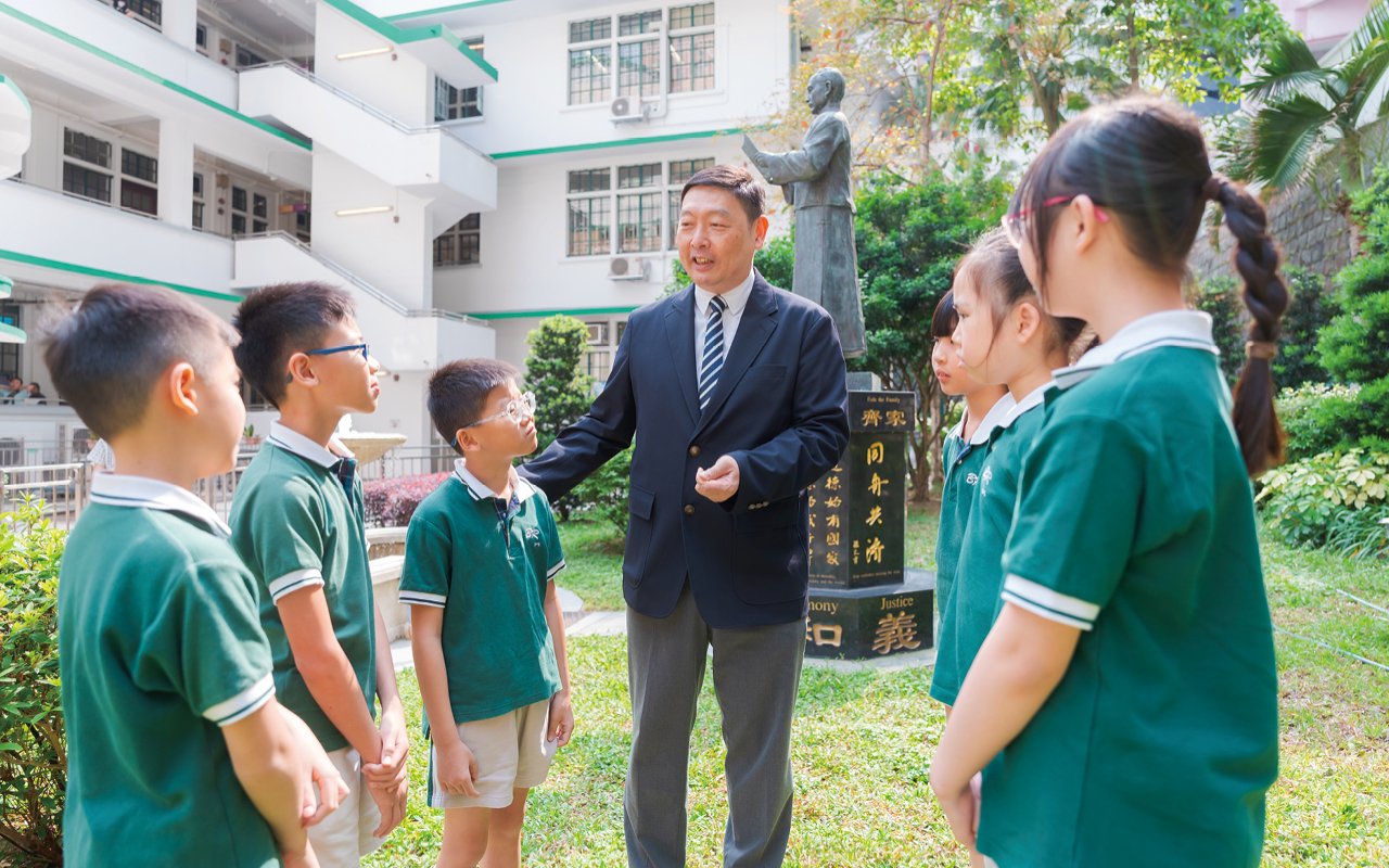 Principal Li believes that cultivating students’ correct values and promoting national conditions education are important parts of school education.
