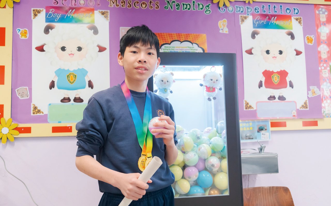 Students who win two medals in this sports meeting will also get a chance to gacha.