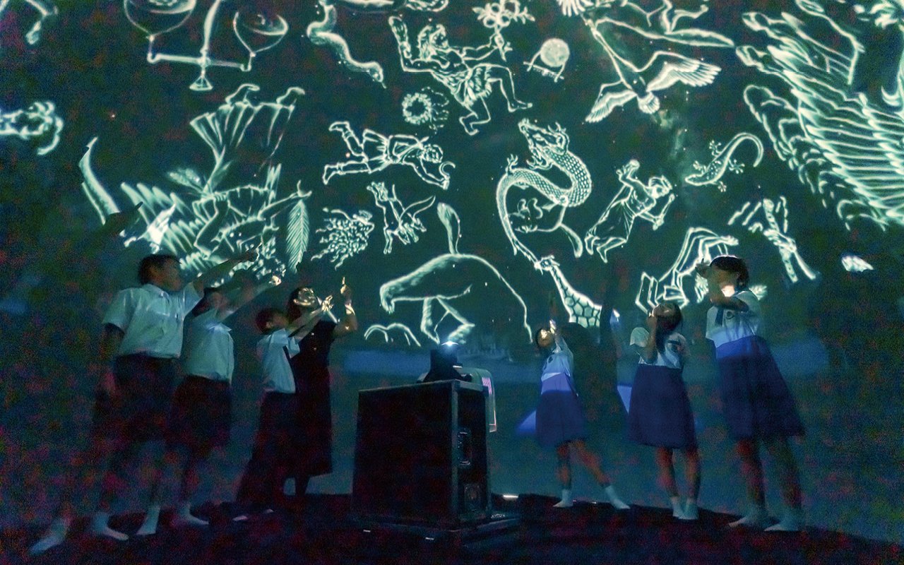 The school has established an interesting school-based astronomy course, which is complete and systematic