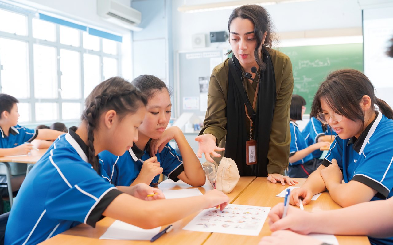 Communicate with teachers in English and experience the charm of English language.