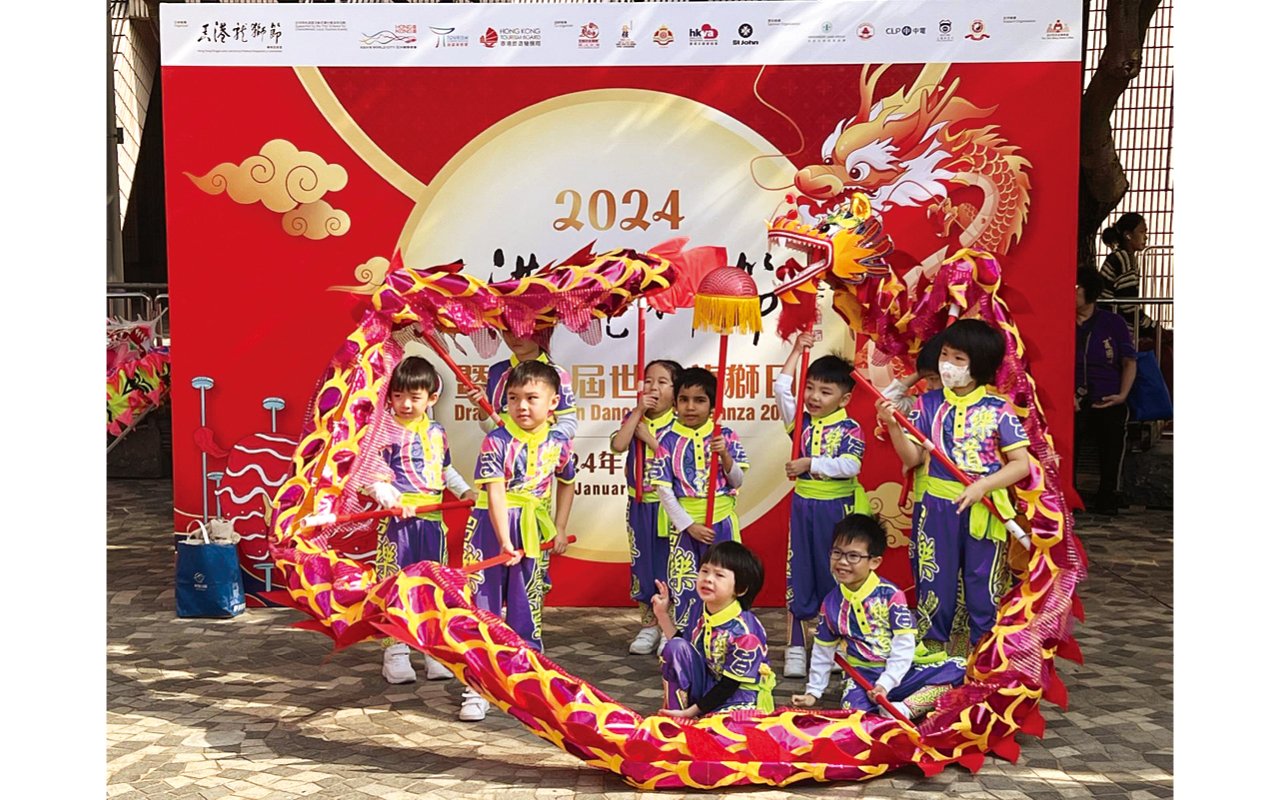 The school lion dance team is not only superb in lion dance, lively and cute, but also enthusiastic about social welfare affairs.