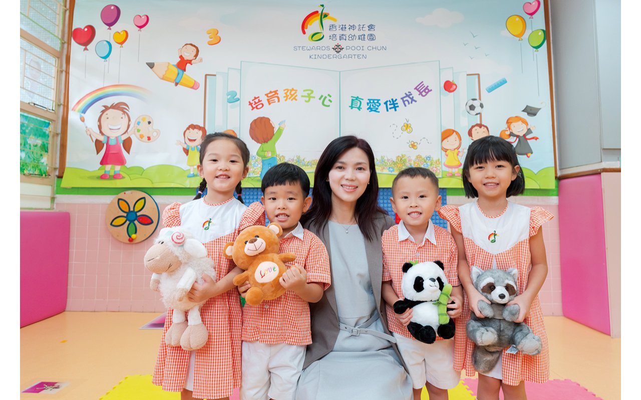 The teaching team has an attitude of loving children and parents, sacrificing themselves for others, serving the community, and providing a good learning environment.