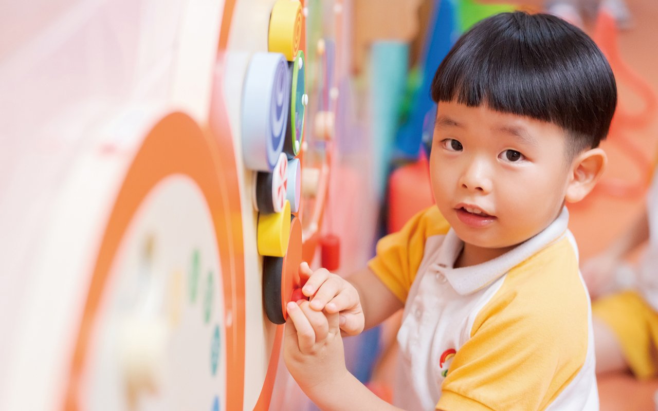 The school adopts a method of integrating learning and play to educate children