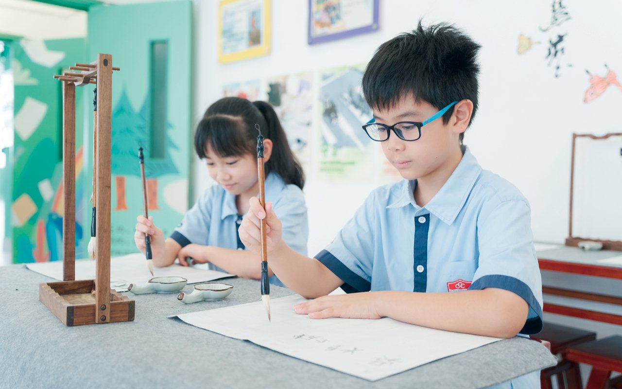 The school takes "cultivating initiative and building confidence" as a matter of concern for school development