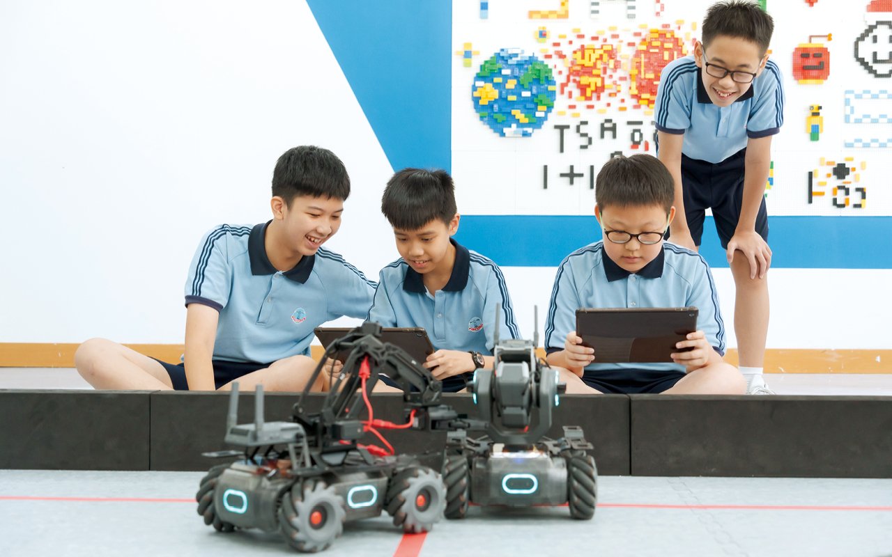 The school keeps pace with the times and promotes the development of STEAM education