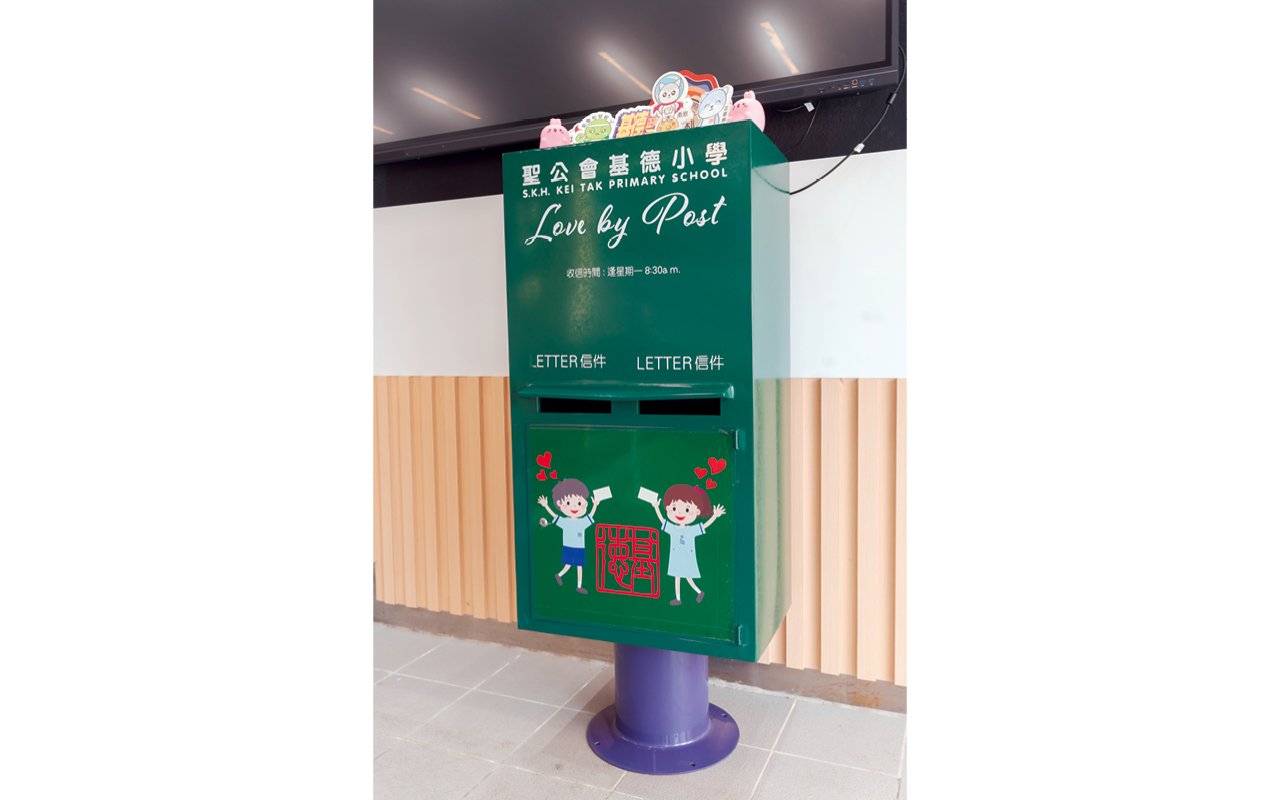 The teacher teaches students the format of letters and "sends" them through the green mailbox in front of the school gate.