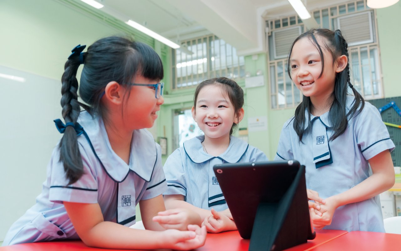 School introduces VR technology in Chinese writing teaching
