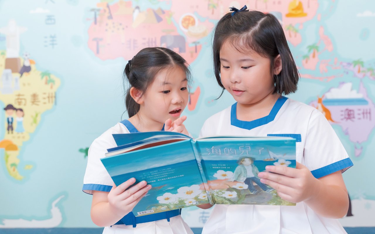 In order to improve students' English proficiency, the school began to set up English-focused classes in the second grade