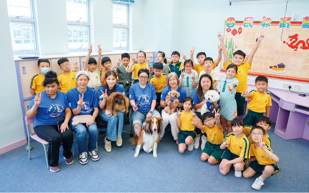 The school also specially invited “Professor Dog” to the school to arrange interactions between students and registered therapy dogs.